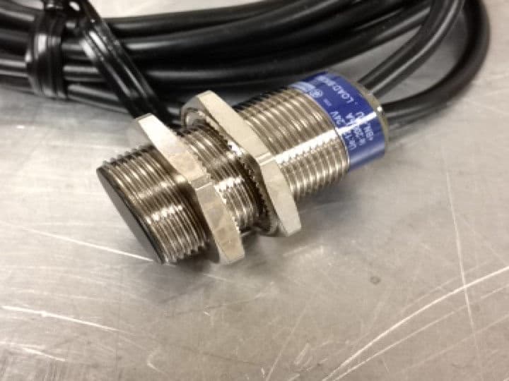 SENSOR INDUCTIVO METALICO M18 3 HILOS 12--24VDC PNP NO Sn 5mm CABLE 2M